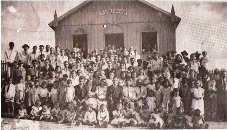 Cultos da Assembleia de Deus ao longo das décadas, marcados por adoração fervorosa