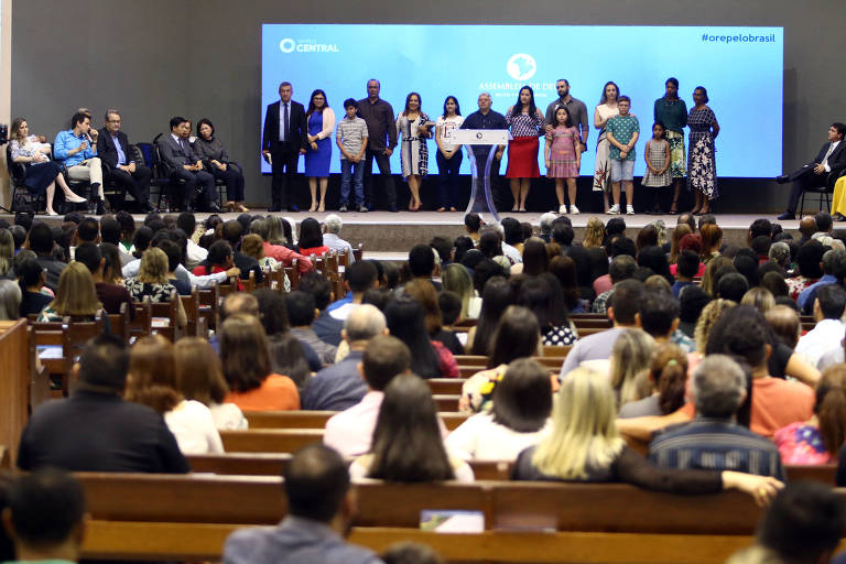 Cultos da Assembleia de Deus ao longo das décadas, marcados por adoração fervorosa.